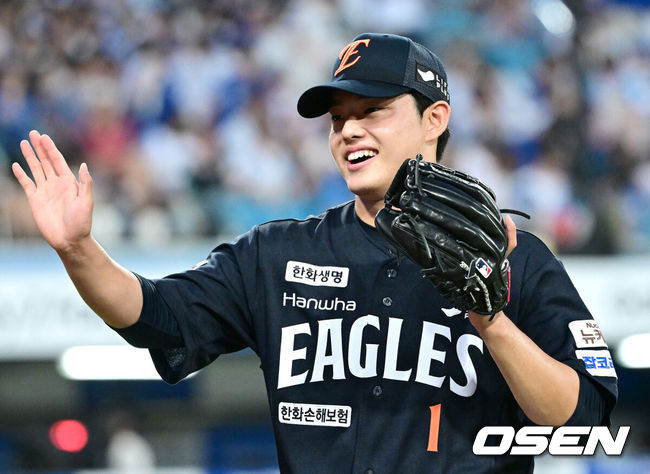 [OSEN=대구, 최규한 기자] 6일 대구삼성라이온즈파크에서 ‘2025 신한 SOL Bank KBO리그’ 삼성 라이온즈와 한화 이글스의 경기가 열렸다.홈팀 삼성은 이승현, 방문팀 한화는 문동주를 선발로 내세웠다.6회말 삼성 공격을 무실점으로 막아낸 한화 선발 문동주가 더그아웃로 향하며 미소짓고 있다. 2025.09.06 / dreamer@osen.co.kr