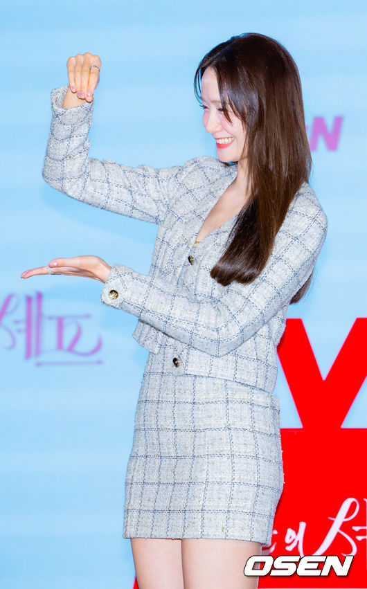 [OSEN=민경훈 기자]  19일 오후 서울 신도림 디큐브시티 내 더 세인트에서 tvN새 토일드라마‘폭군의 셰프’(연출 장태유) 제작발표회가 진행됐다.오는 23일 첫 방송 예정인 ‘폭군의 셰프’는 최고의 순간 과거로 타임슬립한 셰프(임윤아)가 최악의 폭군이자 절대 미각의 소유자인 왕을 만나며 벌어지는 서바이벌 판타지 로맨틱코미디 드라마이다.배우 임윤아가 포즈를 취하고 있다. 2025.08.19 /rumi@osen.co.kr