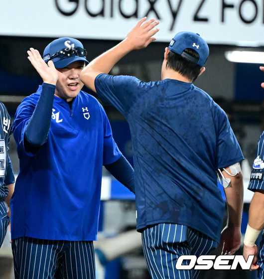 [OSEN=대구, 최규한 기자] 프로야구 삼성 라이온즈가 한화 이글스를 꺾고 전날 패배를 설욕했다.삼성은 7일 대구삼성라이온즈파크에서 열린 한화와의 홈경기에서 4-3으로 승리했다. 이로써 삼성은 지난 6일 한화에 4-7로 덜미를 잡힌 아쉬움을 씻어냈다. 삼성 강민호는 프로야구 역대 포수 최초로 개인 통산 350홈런 시대를 열었고 김재윤은 개인 통산 190세이브를 달성했다.경기를 마치고 삼성 승리투수 원태인과 박진만 감독이 인사를 나누고 있다. 2025.09.06 / dreamer@osen.co.kr