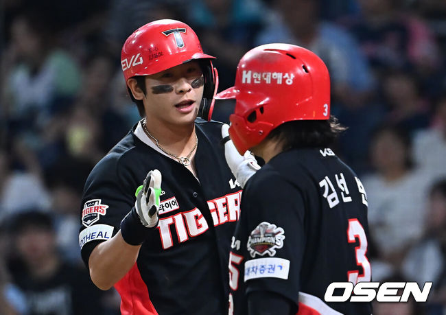 [OSEN=창원, 이석우 기자] 7일 창원NC파크에서 2025 신한 SOL 뱅크 KBO 리그 NC 다이노스와 KIA 타이거즈의 경기가 열렸다. 홈팀 NC는 구창모가, 방문팀 KIA는 양현종이 선발 출전했다. KIA 타이거즈 박찬호가 9회초 2사 좌중월 솔로 홈런을 치고 하이파이브를 하고 있다. 2025.09.07 / foto0307@osen.co.kr