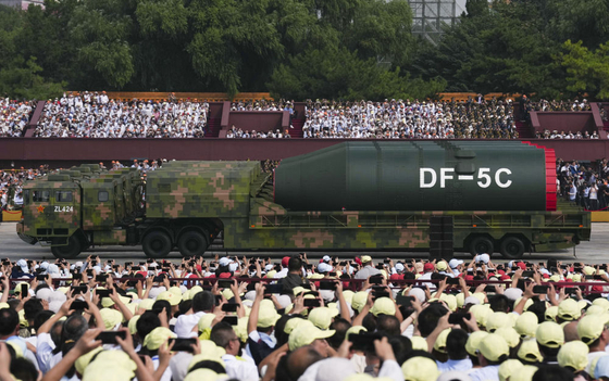 전승 80주년 열병식에 등장한 대륙간탄도미사일(ICBM) DF-5C. 중국 CCTV