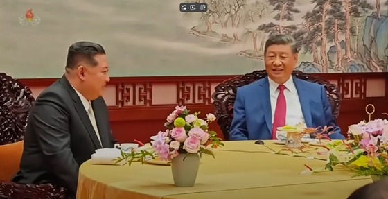 4일 베이징 인민대회당에서 김정은(왼쪽) 북한 국무위원장과 시진핑(오른쪽) 중국 국가주석이 양자 회담을 마친 뒤 장소를 옮겨 다과를 함께 하며 담소를 나누는 장면을 북한조선중앙방송이 6일 공개했다. 위챗 캡처