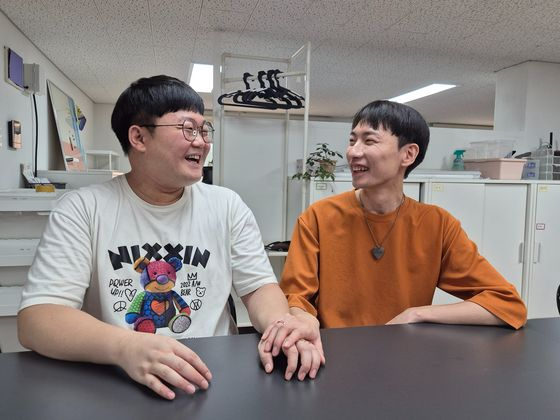 지난 3일 서울 마포구 공덕동서 만난 동성부부 소성욱(34ㆍ왼쭉)씨와 김용민(35)씨가 손을 맞잡고 있다. 이들은 지난해 대법원 판결로 건강보험 피부양자 자격을 인정받았다. 오소영 기자