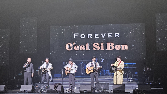 6일 열린 '쎄시봉: 라스크 콘서트' 공연에서 (왼쪽부터) 이상벽 MC와 김세환, 조영남, 윤형주, 송창식이 무대에 올랐다. 사진 쇼플러스