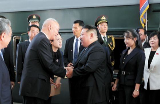 북한 조선중앙통신은 지난 2일 저녁 ″조선민주주의인민공화국 외무성 보도국은 김정은 동지께서 9월2일 현지시간으로 오후 16시 중화인민공화국의 수도 베이징에 도착하시였다″고 보도했다. 조선중앙통신=연합뉴스