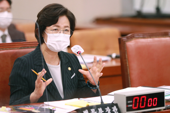 추미애 당시 법무부 장관이 2020년 10월 12일 서울 여의도 국회에서 열린 법제사법위원회의 법무부 등에 대한 국정감사에서 질문에 답하고 있다. 연합뉴스