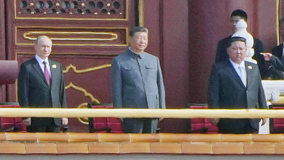 3일 중국 베이징의 천안문 망루에 나란히 선 블라디미르 푸틴 러시아 대통령, 시진핑 중국 국가주석, 김정은 북한 국무위원장(왼쪽부터). AP=연합뉴스