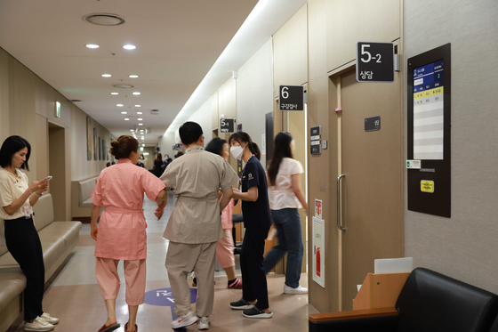 지난 4일 서울 중랑구 서울의료원에서 의료진이 건강검진을 받는 발달장애인과 보호자를 안내하고 있다. 사진 푸르메재단