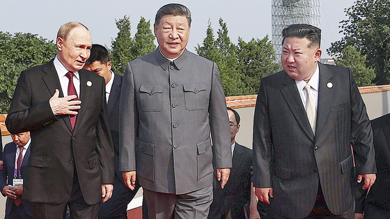 함께 걸으며 대화 나누는 푸틴 러시아 대통령(왼쪽)과 시진핑 중국 국가주석(가운데). [AFP=연합뉴스]