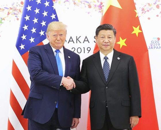 지난 2019년 6월 29일 일본 오사카에서 열린 G20 정상회의 당시 시진핑(習近平) 중국 국가주석(오른쪽)과 도널드 트럼프 미국 대통령. 신화통신