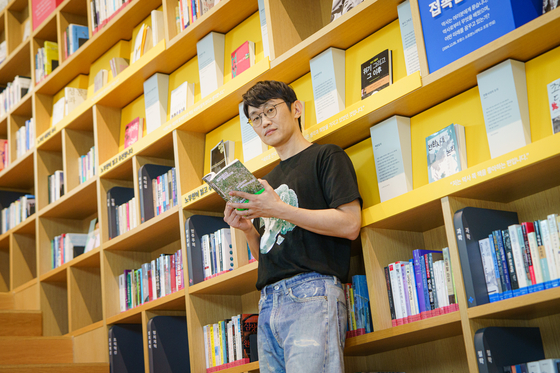 중견 밴드 '브로콜리너마저'에서 작사, 작곡을 담당하는 윤덕원씨가 첫 에세이집 『열심히 대충 쓰는 사람』을 냈다. 세미콜론