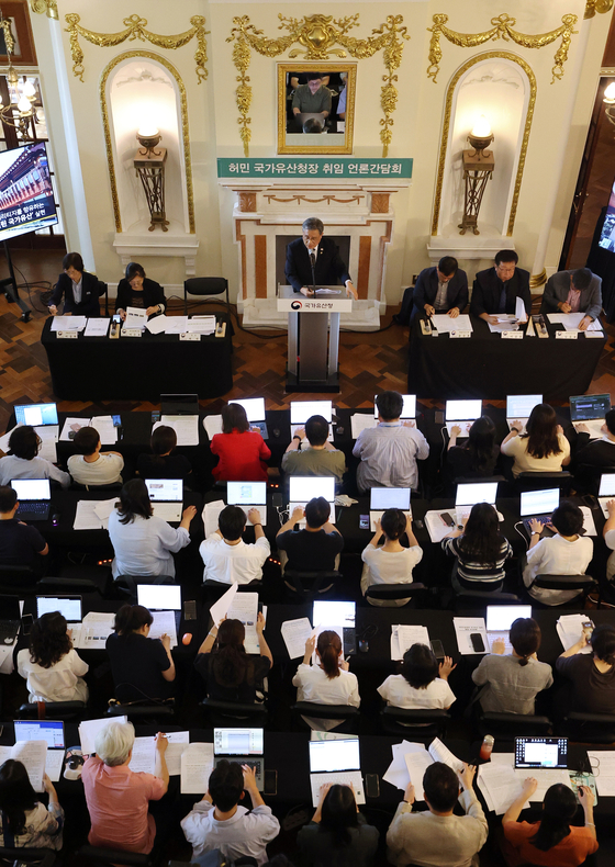 허민 국가유산청장이 8일 서울 중구 덕수궁 석조전에서 열린 취임 언론간담회에서 국가유산 정책을 발표하고 있다. 연합뉴스