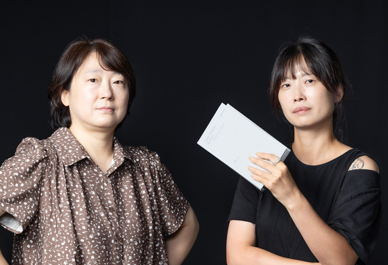 왼쪽부터 이주혜 번역가와 강소영 편집자. 이 번역가가 꼽은 비숍의 시는 '주정뱅이'다. ″시의 끝에 지금 하는 말은 모두 거짓말이라고 하는데, 그 문장에서 크게 공명했다.″ 강 편집자가 꼽은 시는 '키턴'이란 시. ″슬프면서도 강력한, 비숍다운 시″라고 평했다. 권혁재 사진전문기자