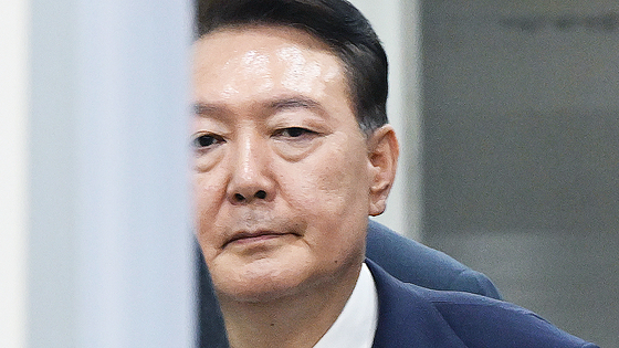  12.3 비상계엄 사태 관련 내란 혐의를 받는 윤석열 전 대통령이 지난 7월 9일 서울 서초구 서울중앙지방법원에서 구속 전 피의자 심문(영장실질심사)을 마치고 법원을 나서고 있다. 사진공동취재단