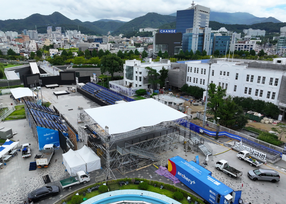2025세계양궁선수권대회 개막을 사흘 앞둔 지난 2일 광주광역시 동구 5·18민주광장에서 관계자들이 결승전 경기장을 설치하고 있다. 연합뉴스