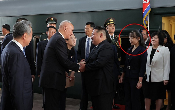 김정은 북한 국무위원장이 딸 김주애(붉은 원)와 함께 전용 열차 편으로 지난 2일 중국 베이징 역에 도착해 차이치 중국 정치국 상무위원과 왕이 국무위원 겸 외교부장의 영접을 받고 있다. 조용원 노동당 비서, 최선희 외무상 등이 수행했다. [조선중앙통신 연합뉴스]