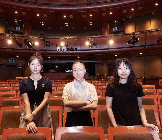 임태연·임서희·조율희(왼쪽부터) 학생기자가 국립극단 명동예술극장을 찾아 연극예술이 무엇인지부터 연극 제작 과정과 무대 뒤의 많은 노력에 대해 알아봤다. 
