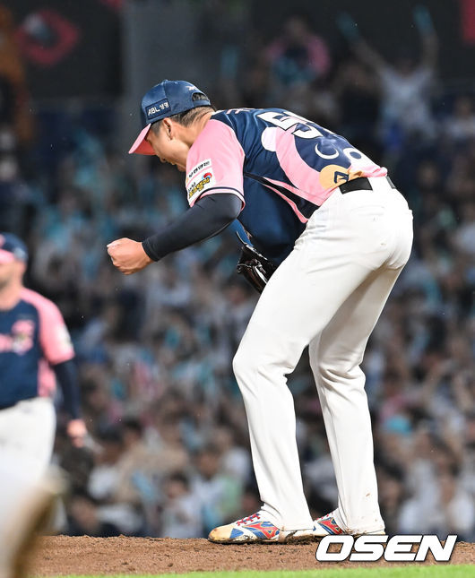 [OSEN=창원, 이석우 기자] 7일 창원NC파크에서 2025 신한 SOL 뱅크 KBO 리그 NC 다이노스와 KIA 타이거즈의 경기가 열렸다. 홈팀 NC는 구창모가, 방문팀 KIA는 양현종이 선발 출전했다. NC 다이노스 선발투수 구창모가 3회초 2사 만루 KIA 타이거즈 최형우를 좌익수 플라이로 잡고 환호하고 있다. 2025.09.07 / foto0307@osen.co.kr