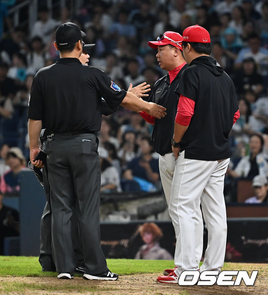 [OSEN=창원, 이석우 기자] 7일 창원NC파크에서 2025 신한 SOL 뱅크 KBO 리그 NC 다이노스와 KIA 타이거즈의 경기가 열렸다. 홈팀 NC는 구창모가, 방문팀 KIA는 양현종이 선발 출전했다. KIA 타이거즈 이범호 감독이 9회초 1사 윤도현의 체크스윙과 1루 비디오 판독의 결과에 대해 어필하고 있다. 2025.09.07 / foto0307@osen.co.kr
