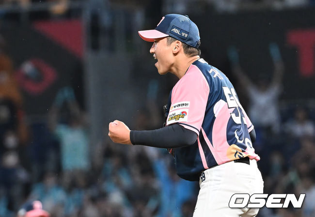 [OSEN=창원, 이석우 기자] 7일 창원NC파크에서 2025 신한 SOL 뱅크 KBO 리그 NC 다이노스와 KIA 타이거즈의 경기가 열렸다. 홈팀 NC는 구창모가, 방문팀 KIA는 양현종이 선발 출전했다. NC 다이노스 선발투수 구창모가 3회초 2사 만루 KIA 타이거즈 최형우를 좌익수 플라이로 잡고 환호하고 있다. 2025.09.07 / foto0307@osen.co.kr