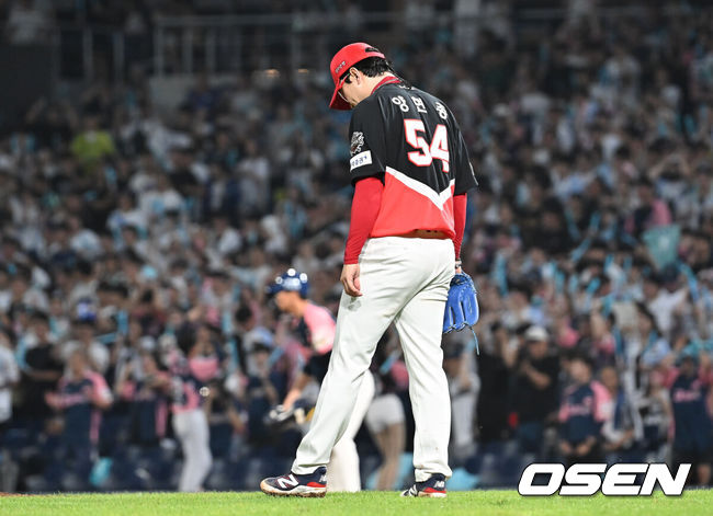 [OSEN=창원, 이석우 기자] 7일 창원NC파크에서 2025 신한 SOL 뱅크 KBO 리그 NC 다이노스와 KIA 타이거즈의 경기가 열렸다. 홈팀 NC는 구창모가, 방문팀 KIA는 양현종이 선발 출전했다. KIA 타이거즈 양현종이 5회말 1사 NC 다이노스 김주원의 투수앞 땅볼을 잡아 1루에 던졌으나 실책으로 2루까지 진루하자 고개를 떨구고 있다. 2025.09.07 / foto0307@osen.co.kr