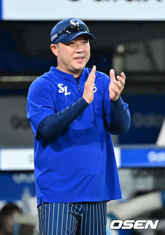 [OSEN=대구, 최규한 기자] 프로야구 삼성 라이온즈가 한화 이글스를 꺾고 전날 패배를 설욕했다.삼성은 7일 대구삼성라이온즈파크에서 열린 한화와의 홈경기에서 4-3으로 승리했다. 이로써 삼성은 지난 6일 한화에 4-7로 덜미를 잡힌 아쉬움을 씻어냈다. 삼성 강민호는 프로야구 역대 포수 최초로 개인 통산 350홈런 시대를 열었고 김재윤은 개인 통산 190세이브를 달성했다.경기를 마치고 승리한 삼성 박진만 감독이 선수들을 맞이하며 박수를 보내고 있다. 2025.09.06 / dreamer@osen.co.kr