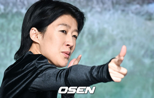 [OSEN=조은정 기자]넷플릭스 오리지널 '솔로지옥4’ 제작발표회가 8일 서울 마포구 호텔 나루 엠갤러리에서 열렸다.‘솔로지옥4’는 커플이 되어야만 나갈 수 있는 외딴 섬, ‘지옥도’에서 펼쳐질 솔로들의 솔직하고 화끈한 데이팅 리얼리티쇼다.홍진경이 포즈를 취하고 있다. 2025.01.08. /cej@osen.co.kr