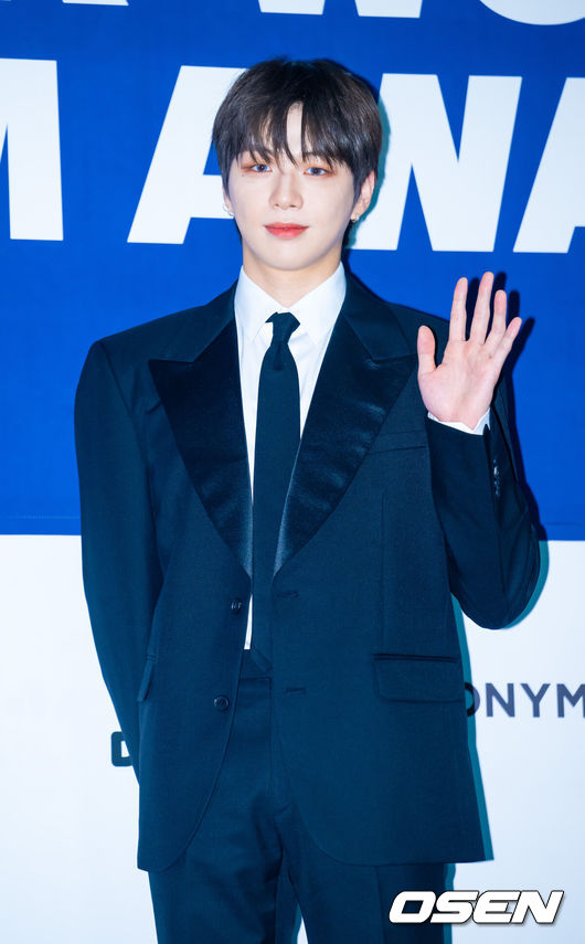 [OSEN=민경훈 기자] 21일 오후 서울 송파구 잠실실내체육관에서 '2025케이 월드 드림 어워즈'(2025 K WORLD DREAM AWARDS) 블루카펫 및 포토월 행사가 진행됐다.지난2017년 '제1회 소리바다 베스트 케이뮤직 어워즈'로 출발해 올해로9년째 이어지고 있는 이 시상식은 글로벌 시장에서 케이팝을 빛내고 있는 주역들과 셀럽들이 한자리에 모여 다채로운 볼거리를 제공한다.강다니엘(KANG DANIEL)이 입장하며 포즈를 취하고 있다. 2025.08.21 /rumi@osen.co.kr