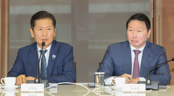 더불어민주당 정청래 대표가 8일 서울 중구 대한상의에서 열린 정책 간담회에서 발언하고 있다. 오른쪽은 최태원 대한상공회의소 회장. 연합뉴스