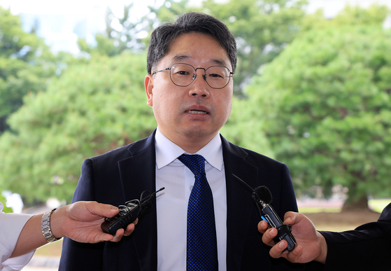 노만석 검찰총장 직무대행이 8일 오전 서울 서초구 대검찰청에 출근하며 취재진 질문에 답변하고 있다. 뉴스1
