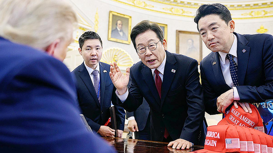  이재명 대통령과 강훈식 대통령실 비서실장이 지난 8월 25일(현지시간) 미국 워싱턴DC 백악관 오벌오피스에서 도널드 트럼프 대통령과 이야기를 나누고 있다. 사진 백악관
