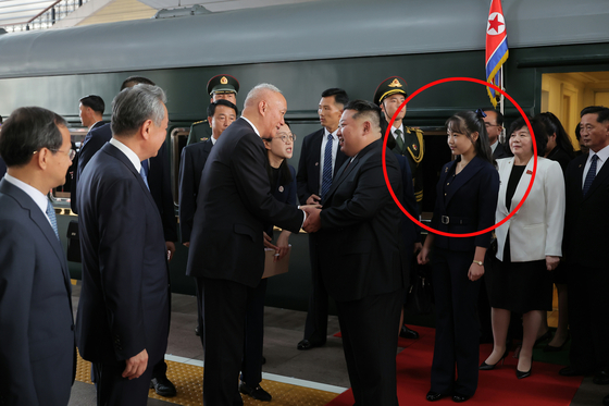 김정은 북한 국무위원장과 딸 주애가 지난 2일 오후 4시 중국 베이징에 도착하고 있다. 조선중앙통신=연합뉴스