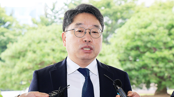  노만석 검찰총장 직무대행이 8일 오전 서울 서초구 대검찰청에 출근하며 취재진 질문에 답하고 있다. 더불어민주당과 정부는 7일 검찰청 폐지와 공소청, 중수청을 신설하는 내용 등을 담은 정부조직법 개편안을 발표했다. 뉴스1