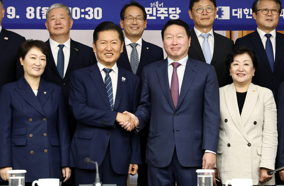 정청래 더불어민주당 대표와 최태원 대한상공회의소 회장이 8일 오전 서울 중구 대한상의에서 열린 정책 간담회에 참석해 악수하고 있다. 뉴스1