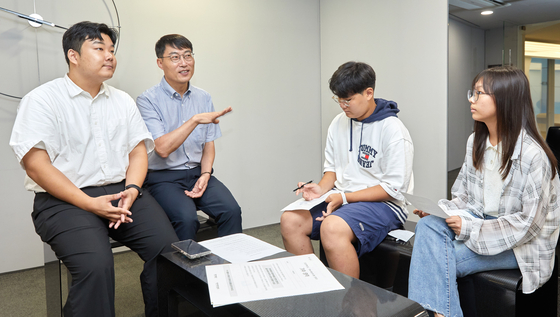 소중 학생기자단이 제2회 기후수학능력시험을 출제한 정민석(왼쪽)·신경준 교사에게 질문하는 시간을 가졌다.