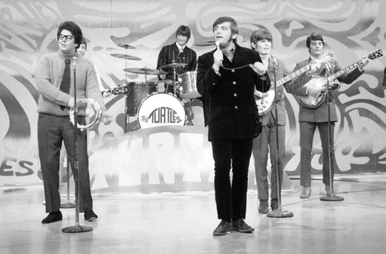 1967년 밴드 '터틀즈'에서 노래하는 마크 볼먼(왼쪽). 피플 홈페이지 캡처