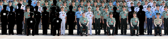2024년 6월 17일 중국 옌안에서 열린 인민해방군 정치공작회의에 참석한 전군 상장(대장) 및 중장 등 군 수뇌부 가운데 지금까지 낙마하거나 낙마설이 나온 장성을 검은색으로 표시했다. 신화통신