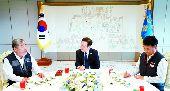 이재명 대통령이 지난 4일 대통령실 청사에서 양대노총 위원장과 오찬 간담회를 하고 있다. 연합뉴스