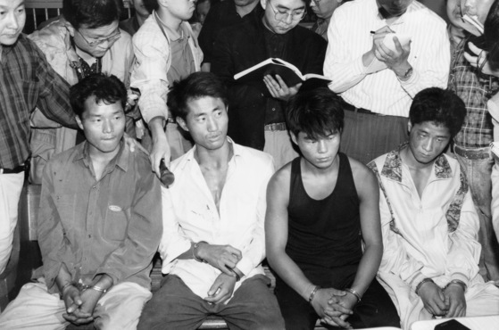 현장검증을 마치고 서초경찰서에 기자들과 인터뷰 중인 지존파 일당. [중앙포토]
