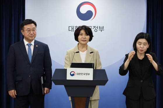 한정애 더불어민주당 정책위의장과 윤호중 행정안전부 장관이 7일 서울 종로구 정부서울청사에서 제3차 고위당정협의회 결과 브리핑을 하고 있다. 뉴스1