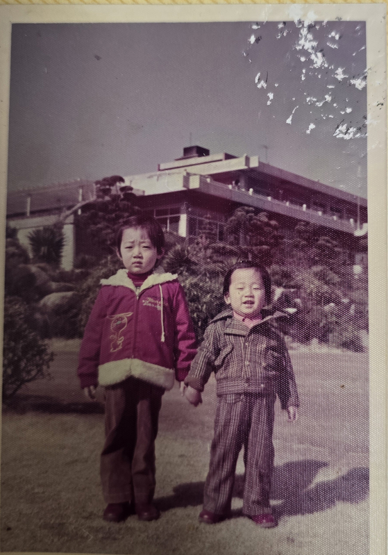 아버지가 근무했던 동래 골프장의 금잔디 위에 선 허명호(왼쪽), 허석호 형제. 사진 허명호
