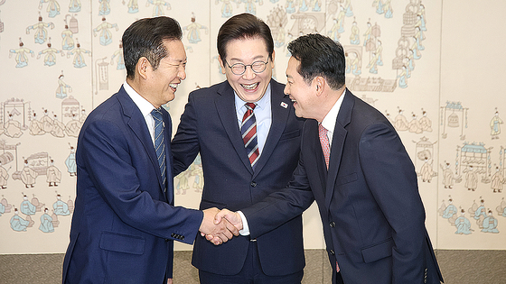 이재명 대통령이 8일 오전 서울 용산 대통령실에서 더불어민주당 정청래 대표, 국민의힘 장동혁 대표와 오찬 회동을 갖기 전 기념 사진을 촬영하고 있다. 대통령실사진기자단 