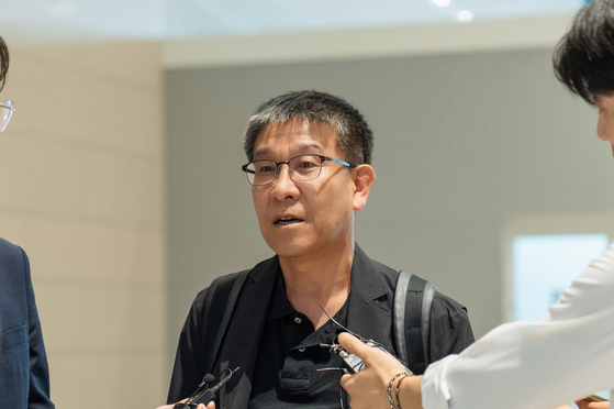 김기수 LG에너지솔루션 최고인사책임자(CHO)가 7일 인천국제공항에서 미국으로 출국하며 취재진 질문에 답하고 있다. 뉴스1