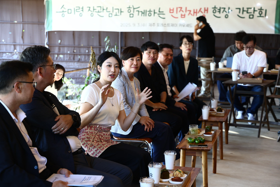 방수연(27) 포레스트제이 카우셰드 대표(왼쪽 세번째)가 송미령 농식품부 장관(왼쪽 네번째)과 함께 한 현장 간담회에서 발언하고 있다. 사진 농식품부 공동취재단