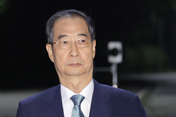 12·3 비상계엄 과정에서 윤석열 전 대통령의 내란 행위를 방조한 혐의를 받는 한덕수 전 국무총리가 지난달 27일 오후 구속영장이 기각된 후 경기 의왕시 서울구치소를 나서고 있다. 뉴스1