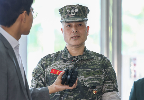 박정훈 해병대 수사단장이 참고인 조사를 받기 위해 지난달 27일 서울 서초구 순직해병특별검사팀으로 출석, 취재진의 질문에 답하고 있다. 연합뉴스