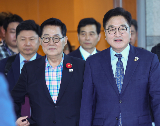 중국 베이징에서 열리는 '항일전쟁 및 세계 반파시스트 전쟁 승전(전승절) 80주년 열병식'에 참석하는 우원식 국회의장과 여야 의원들이 2일 인천국제공항 제1여객터미널로 출국하고 있다. 연합뉴스