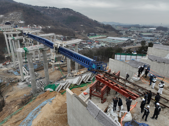 지난 2월 28일 경기 안성시 서운면 산평리 서울-세종고속도로 9공구 교량 상판 붕괴 사고현장에서 유관기관 관계자들이 합동감식을 하고 있다. 뉴스1