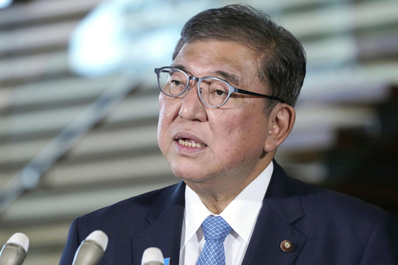 이시바 시게루 일본 총리가 지난 5일 총리 관저에서 기자들의 질문에 답하고 있다. 교도·AP=연합뉴스, 무단 전재-재배포, AI 학습 및 활용 금지〉