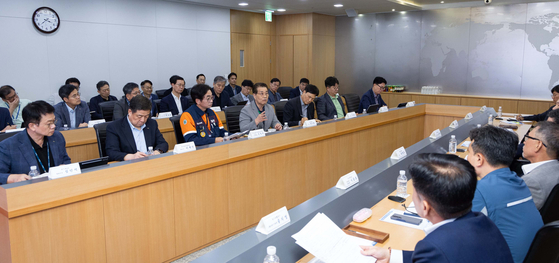 장인화 포스코그룹 회장이 지난 8월 22일 서울 강남구 포스코센터에서 열린 '그룹 안전 특별점검회의'에서 참석자들과 안전 혁신 방안에 대해 논의하고 있다. 연합뉴스